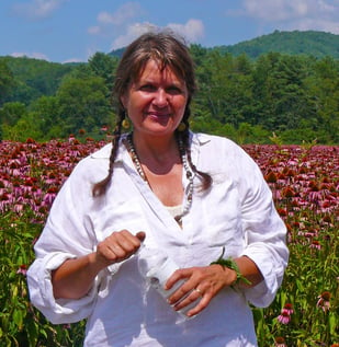 Cascade Anderson Geller outside in a field